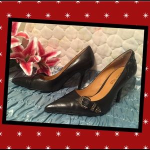 Two Lips Black heels shoes with buckle design